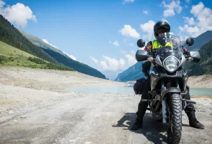 Piloto de moto usando capacete , demonstrando segurança e tranquilidade ao dirigir