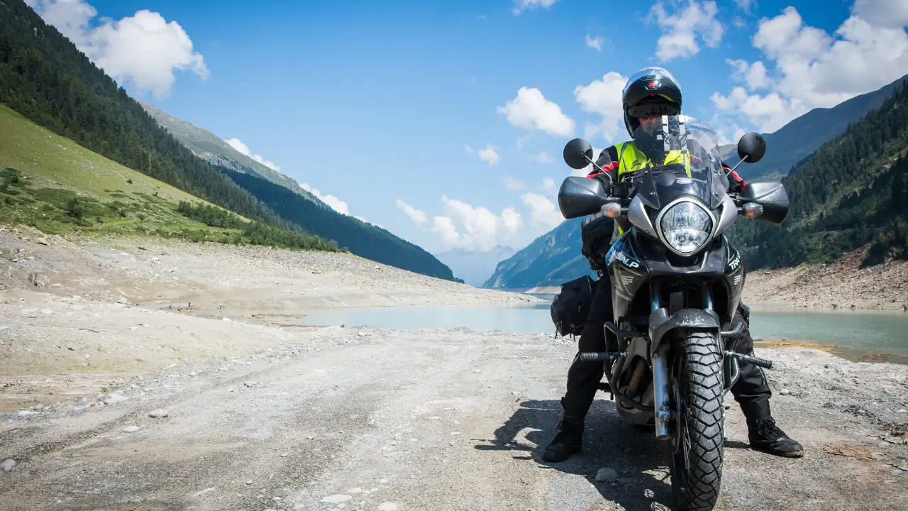 Piloto de moto usando capacete , demonstrando segurança e tranquilidade ao dirigir