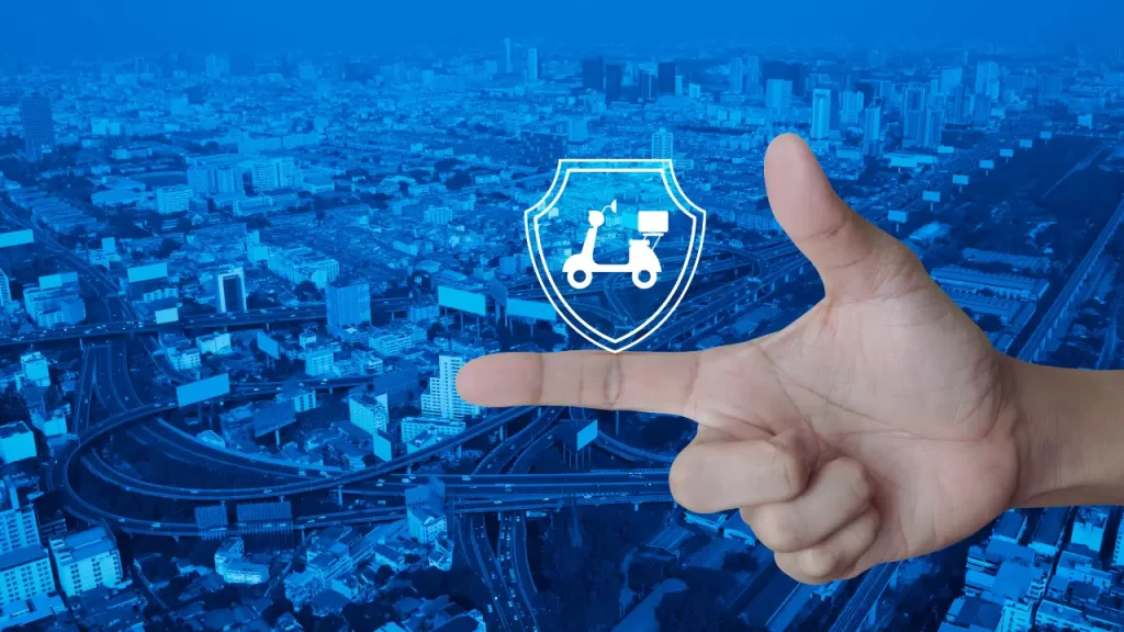 Moto protegida por escudo simbolizando seguro moto para proteção contra acidentes e roubos