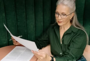 : Pessoa lendo uma apólice de seguro com atenção — o que é apólice de seguro