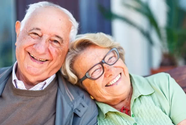 “Casal idoso feliz com proteção de seguro de vida acima de 80 anos