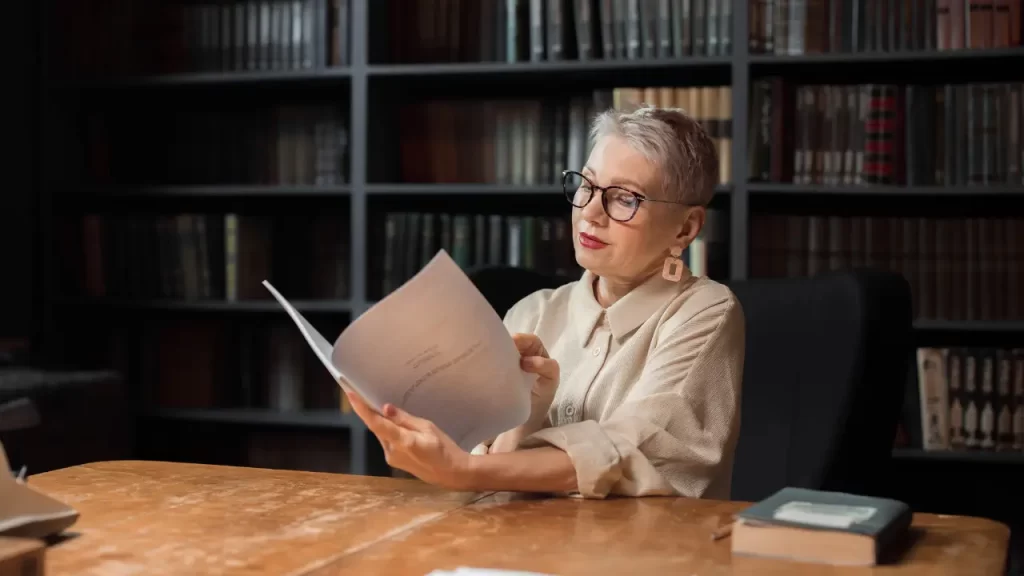 Idosa analisando contrato de seguro de vida com cobertura acima de 80 anos