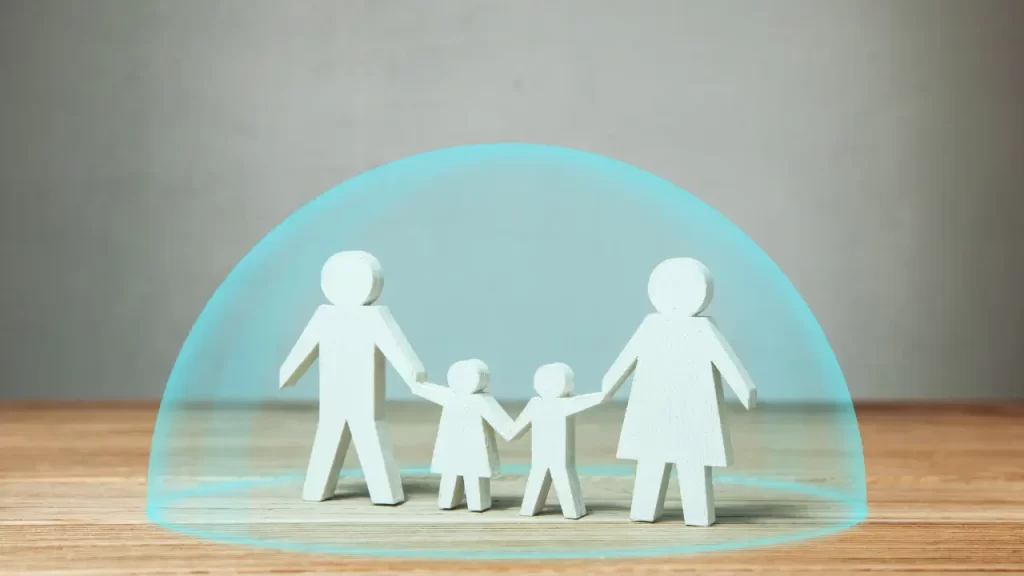 Seguro de vida protegendo idosos e familiares