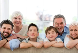 Idoso feliz com família protegida por seguro de vida