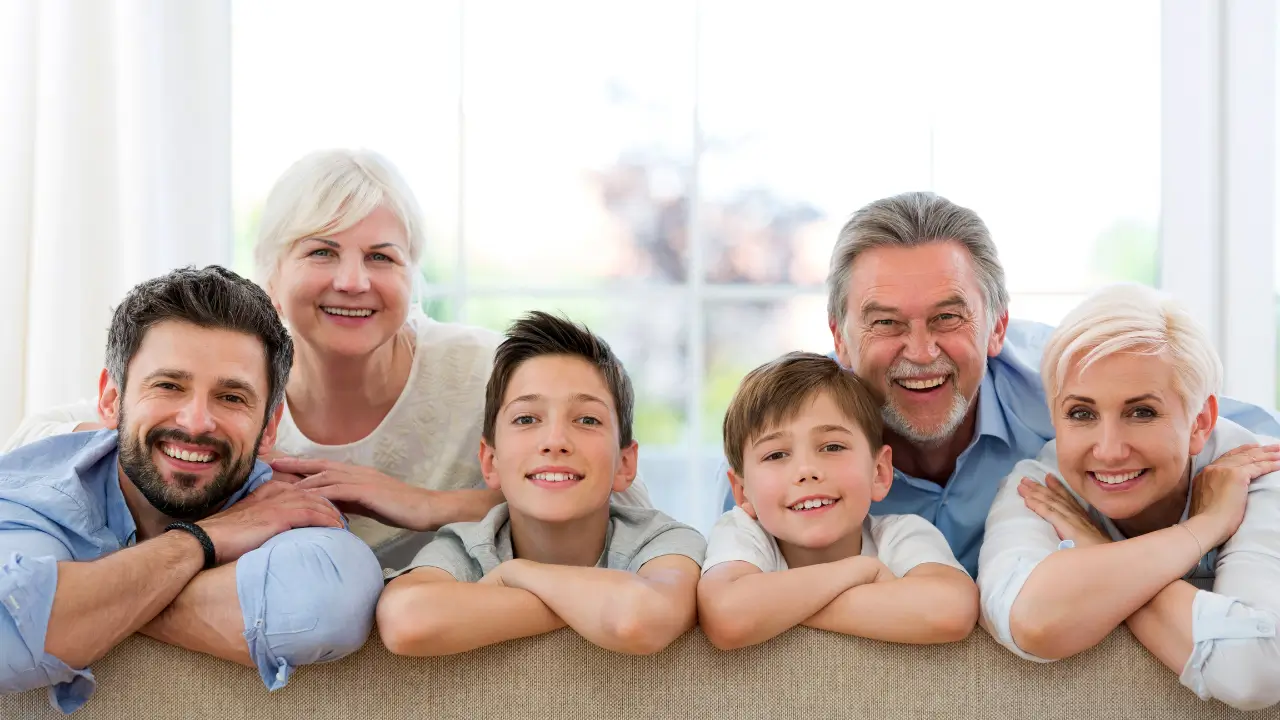 Idoso feliz com família protegida por seguro de vida