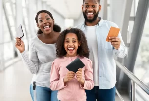 Viajante segurando passaporte no aeroporto pronto para embarcar com seguro viagem contratado