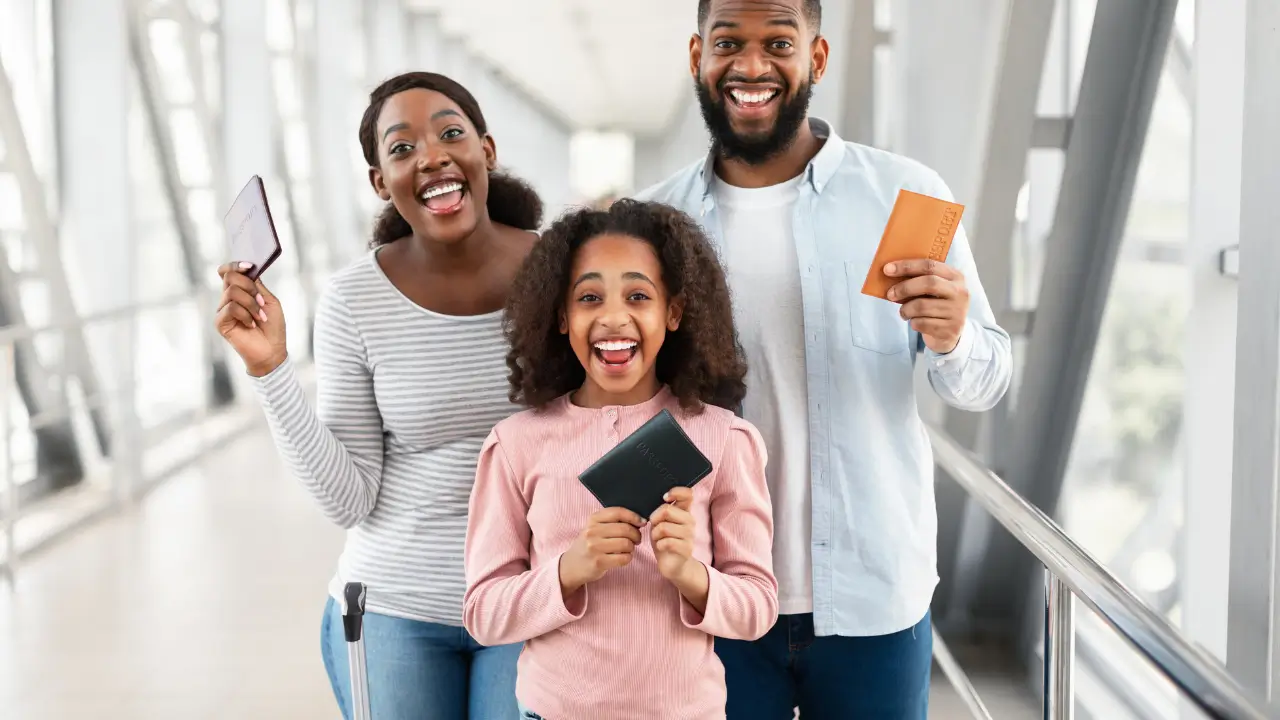 Viajante segurando passaporte no aeroporto pronto para embarcar com seguro viagem contratado