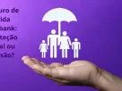 Seguro de vida Nubank: proteção familiar representada por guarda-chuva sobre bonecos em fundo roxo