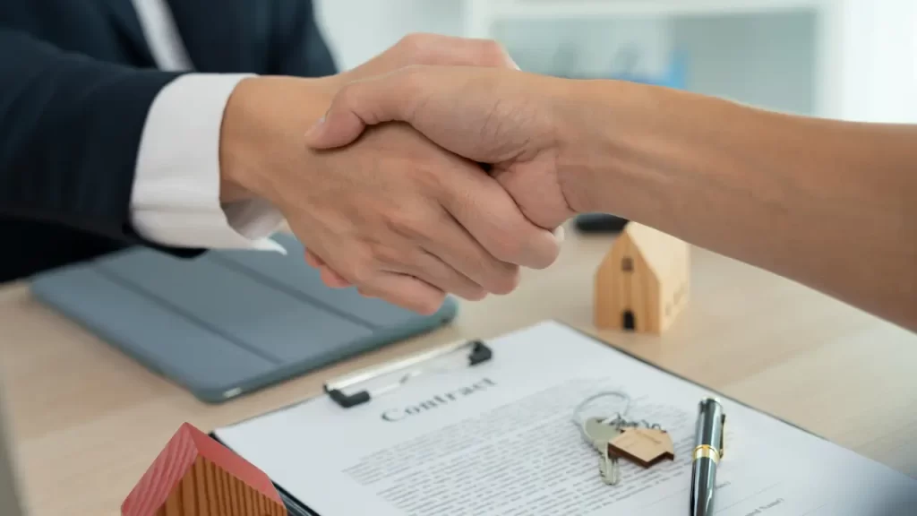 Pessoa assinando contrato de aluguel com seguro fiança locatícia