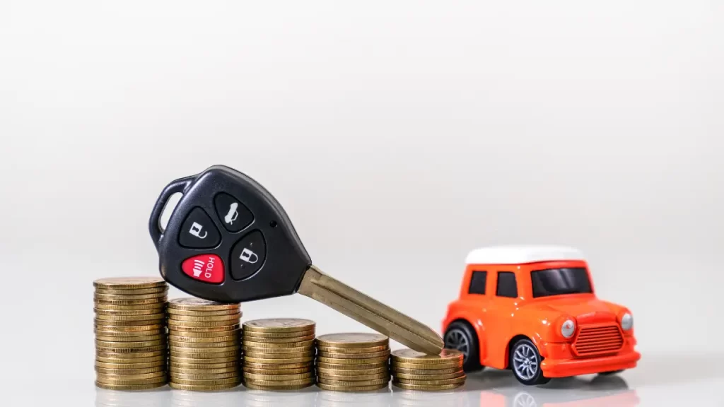 seguro automotivo com moedas e chave, mostrando economia e planejamento