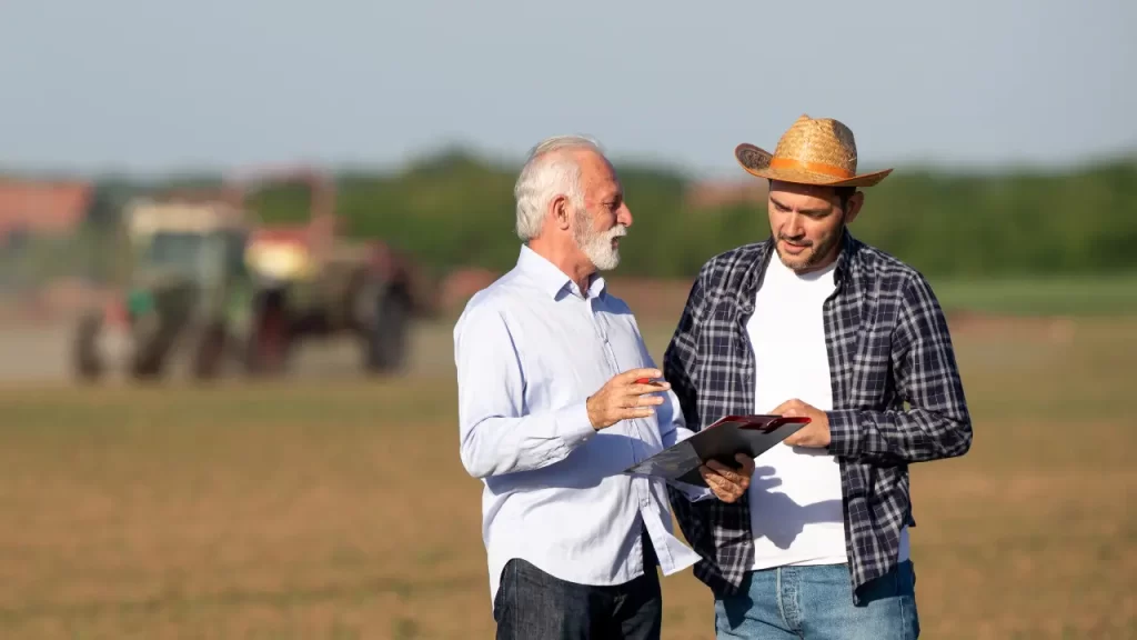 corretor explicando o melhor tipo de seguro para o modelo de negócio