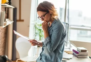 Pessoa analisando contrato de seguro de vida em grupo no trabalho