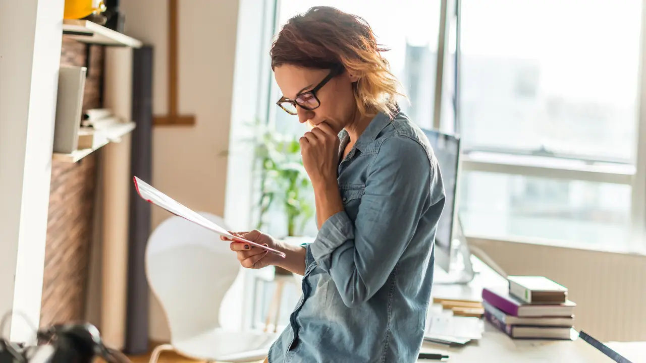 Pessoa analisando contrato de seguro de vida em grupo no trabalho