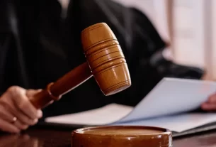 Juiz analisando apólice de seguro garantia judicial para pessoa física