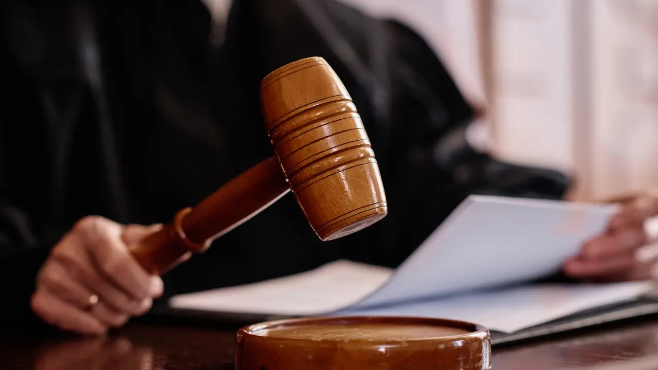 Juiz analisando apólice de seguro garantia judicial para pessoa física