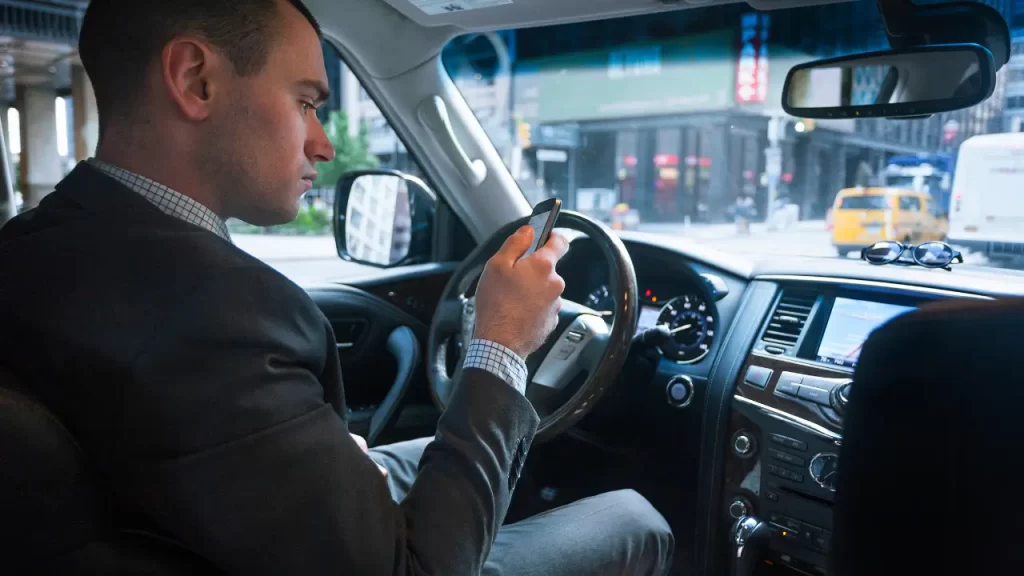 Motorista conferindo documentos sobre DPVAT 2025 suspenso