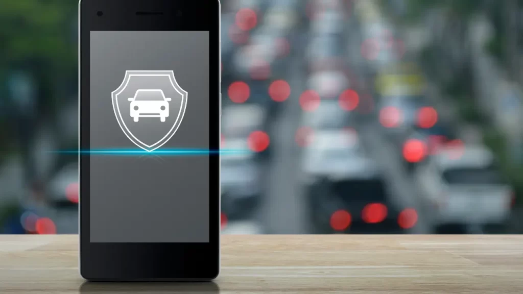 Celular mostrando aplicativo de seguro digital com símbolo de proteção