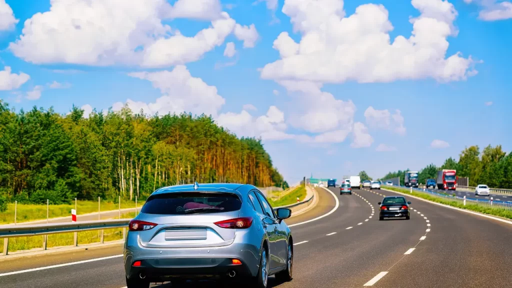 Veículo viajando em estrada internacional com Seguro Carta Verde.