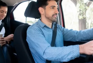 Motorista de aplicativo com passageiro protegido pelo seguro Uber.