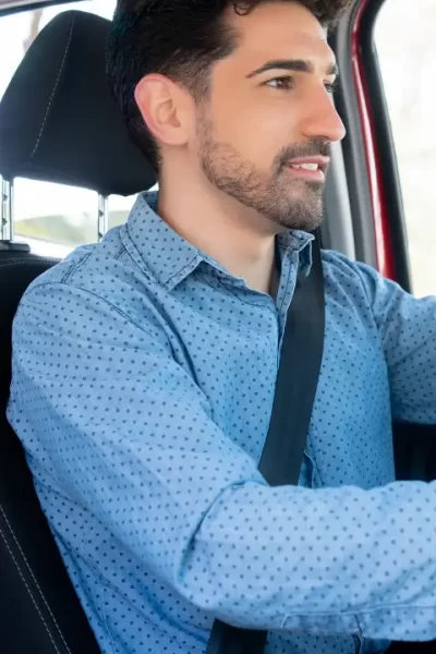 Motorista de aplicativo com passageiro protegido pelo seguro Uber.