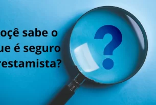 Imagem com fundo azul e a pergunta 'Você sabe o que é seguro prestamista?' destacada sobre uma lupa e um ponto de interrogação, representando dúvida sobre seguros.