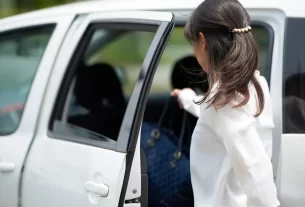 passageiro entrando em carro de aplicativo - seguro app de passageiros